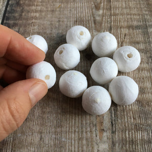 Compressed paper balls 2 cm diameter - white spun cotton / paper wadding shapes