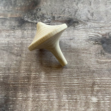Load image into Gallery viewer, Space ship spinning top