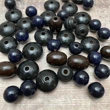 Load image into Gallery viewer, Black beads – detail
