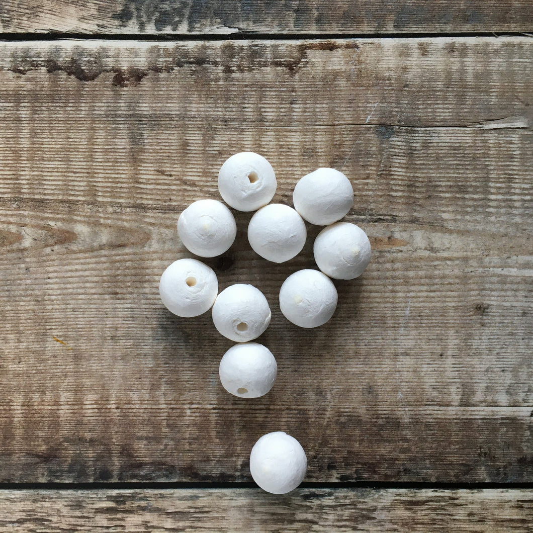 Compressed paper balls 2 cm diameter - white spun cotton / paper wadding shapes